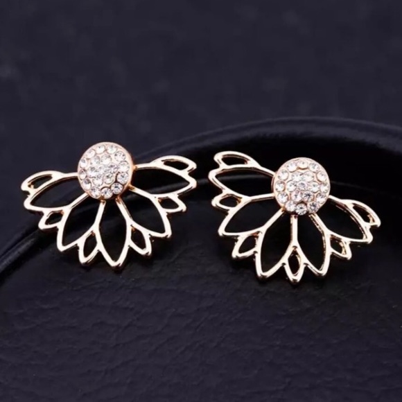 NWOT flower 🌸 gold/ silver earrings - Picture 4 of 4